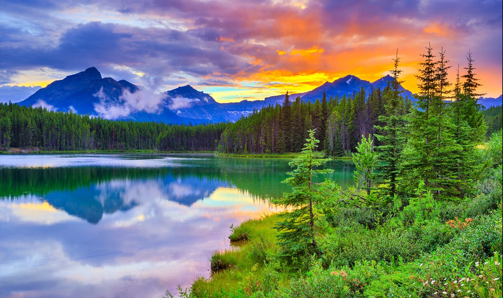 Thẻ này mô tả chất lượng hình ảnh. Hình ảnh hoàng hôn đầy màu sắc trong một hồ nước với những khu rừng bao quanh.